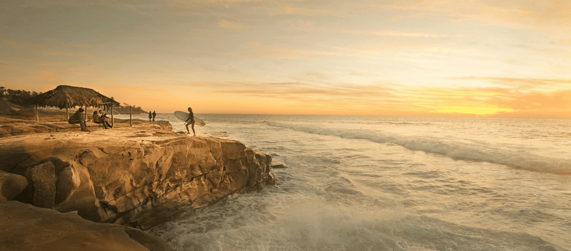 Sunset over coastal cliffs and the Pacific Ocean in San Diego.