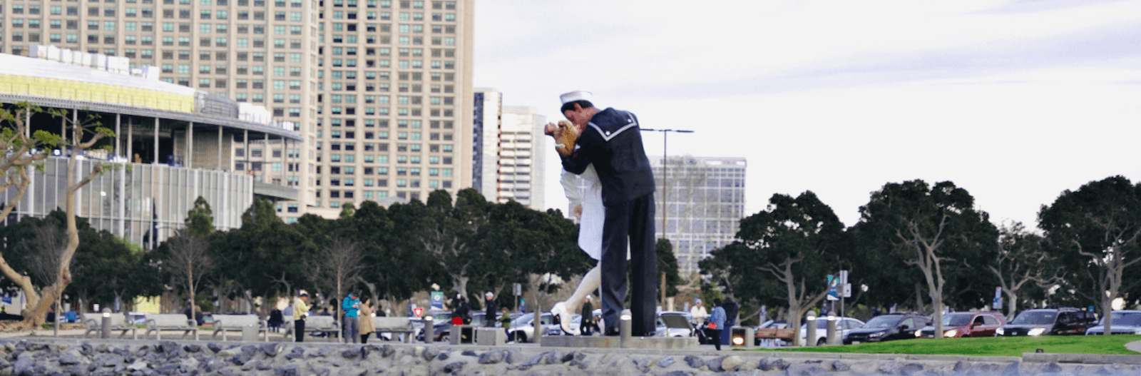 the kissing statue in san diego